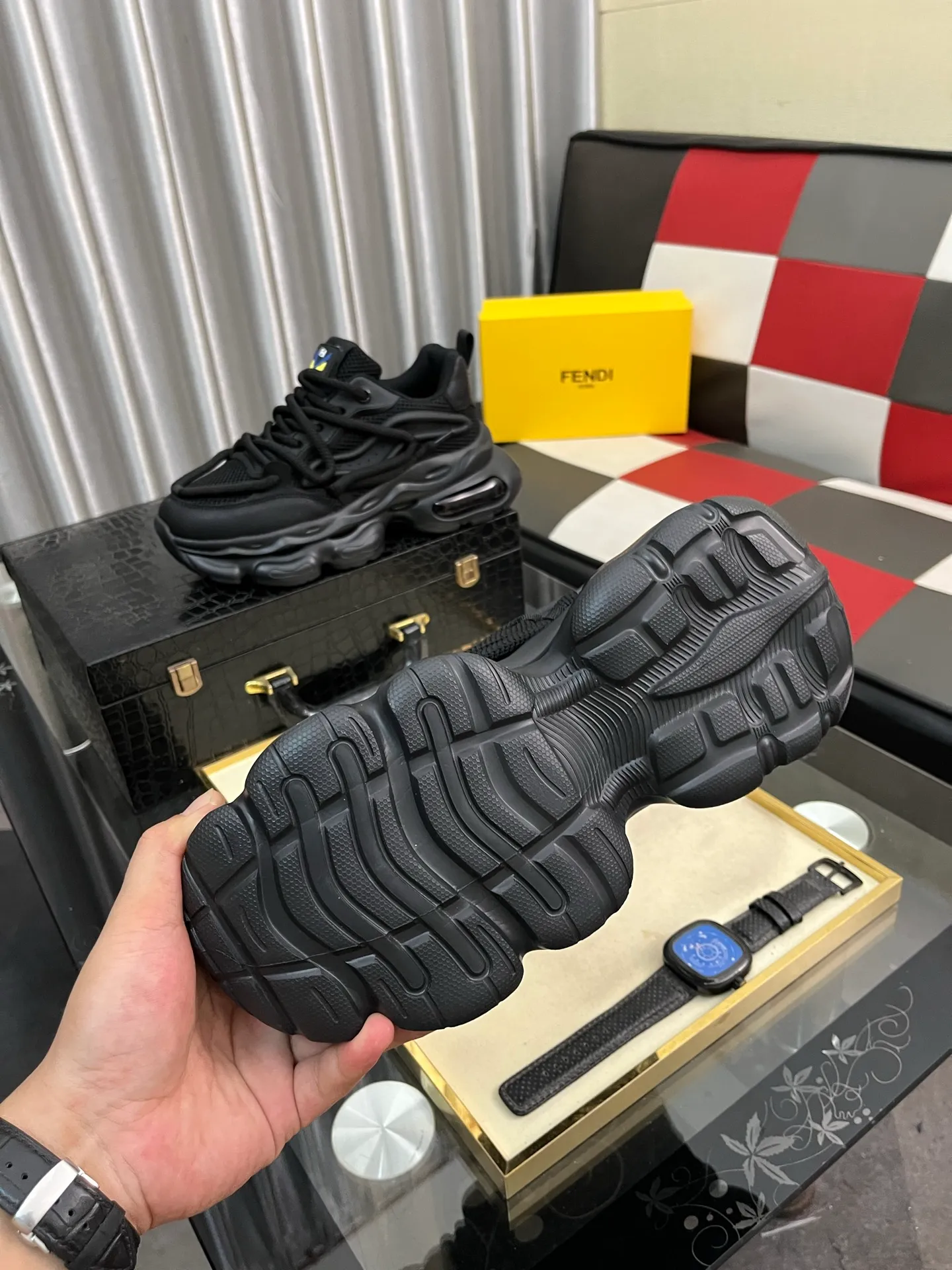 Men's shoes 💰480⌚️⌚️【FENDI】original quality.~ Unique modern style sneakers. 🏃A must-have casual shoe for trendy men😍😍 Original brand imported from Italy, imported original leather, sheep lining (refuses to discolor and grind feet) Sole: Original sole provided by the original factory, French lazy style design ⚠️Fit to the feet, original quality, super comfortable original sole. Just like shooting the real thing🎬The real thing is better, code number: 38-44